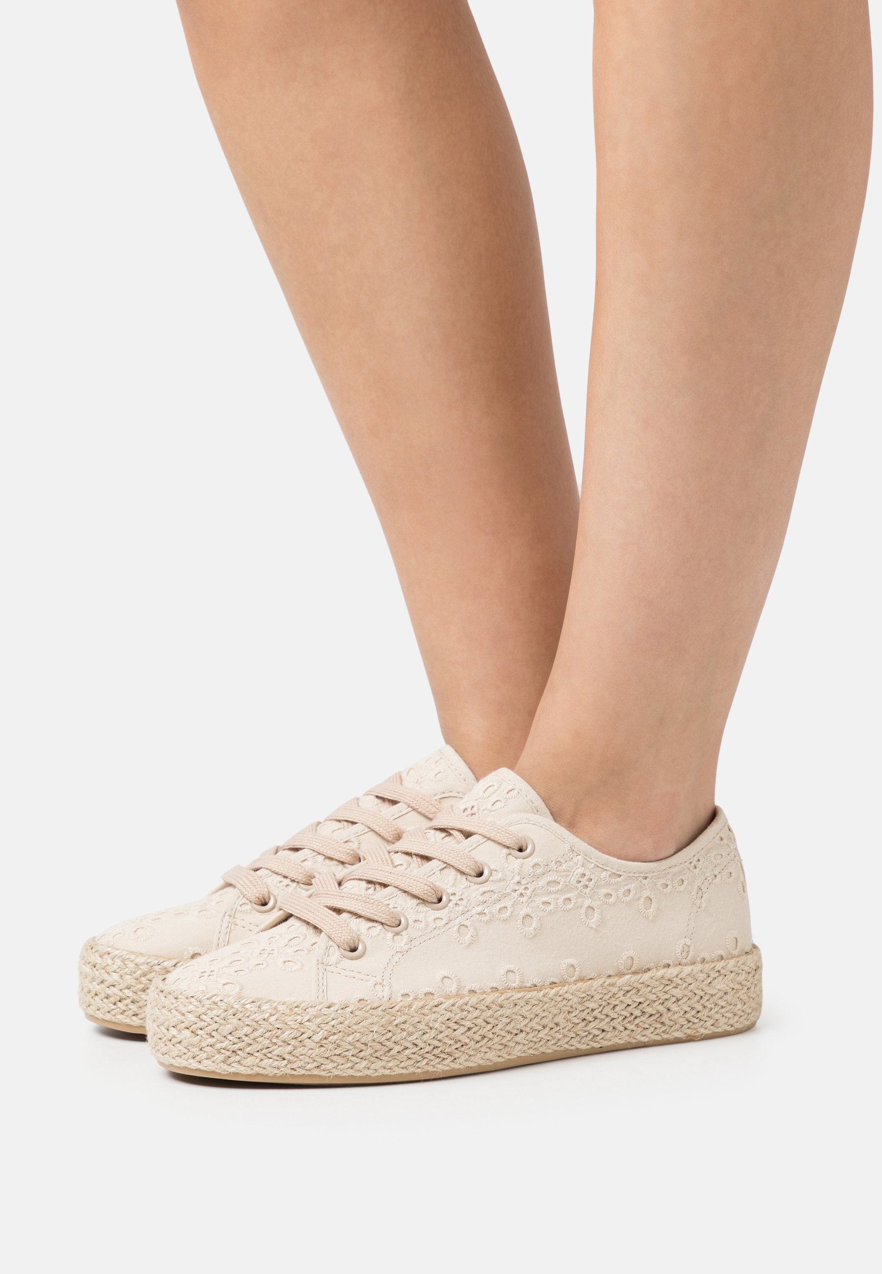 Casual lace-ups