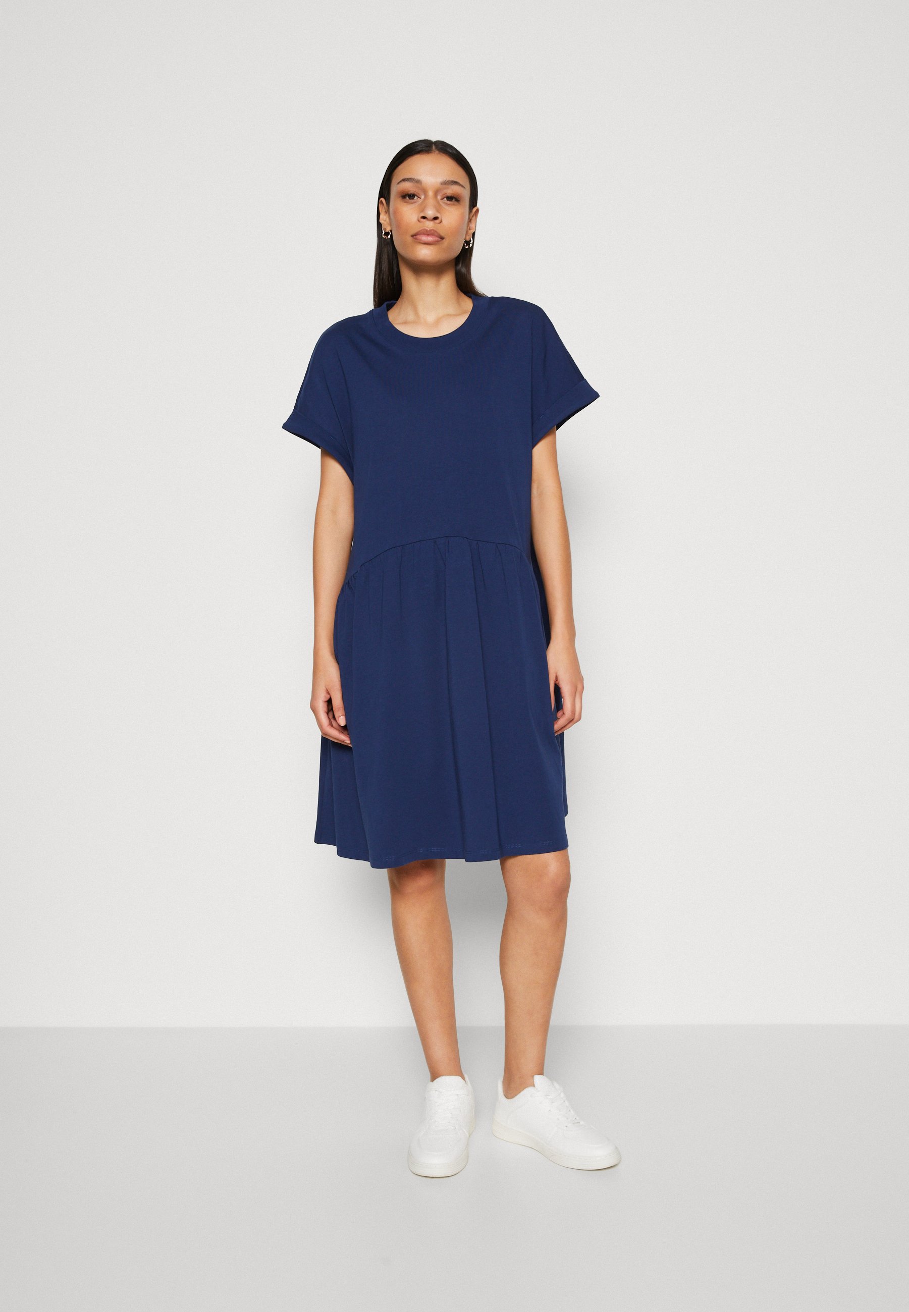 DRESS T SHIRT STYLE HEAVY RUFFLES - Jersey dress