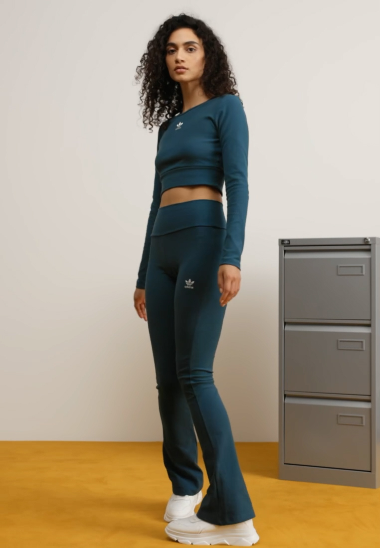 ESSENTIALS FLARED - Leggings - Trousers