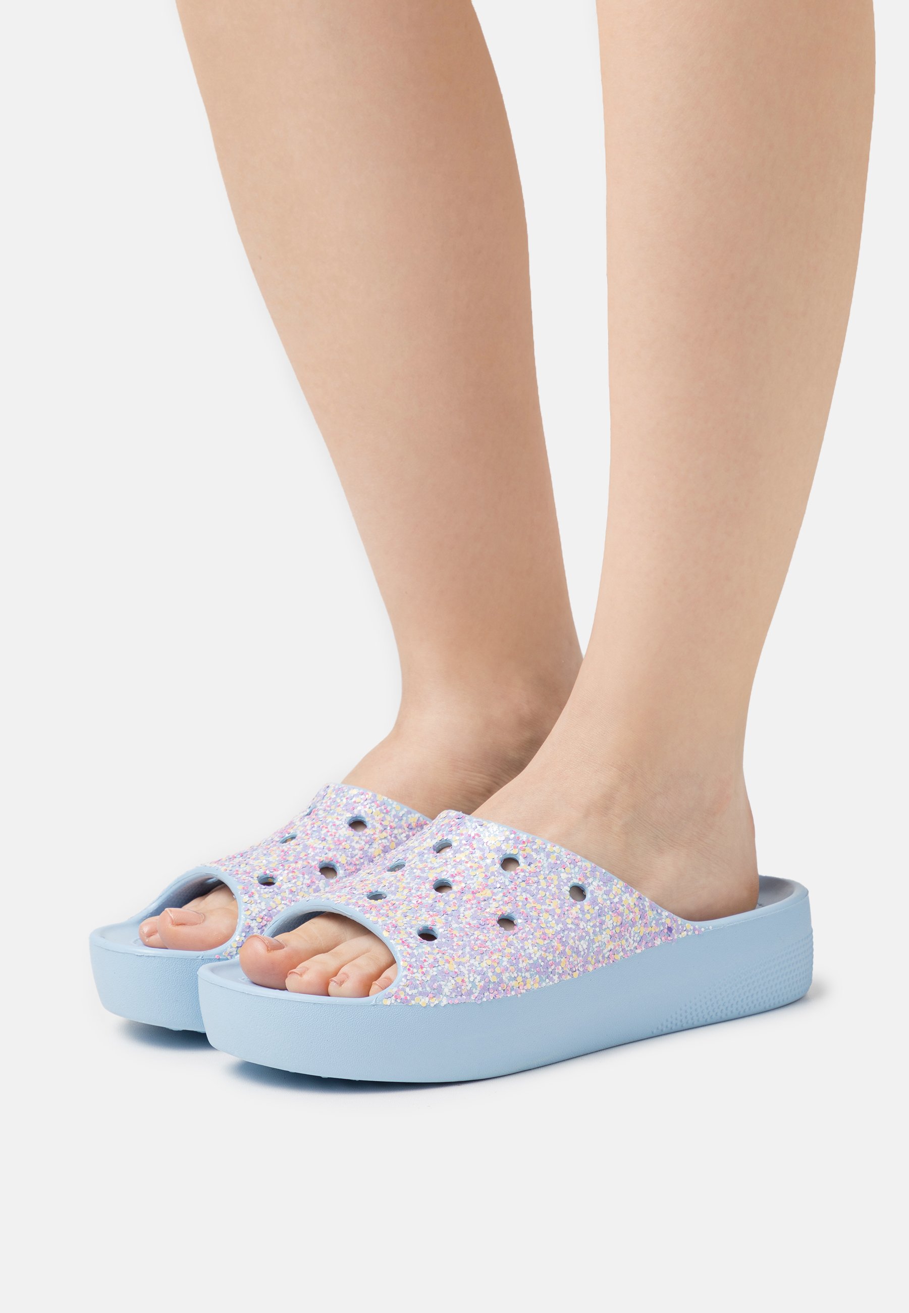 CLASSIC PLATFORM GLITTER SLIDE - Mules