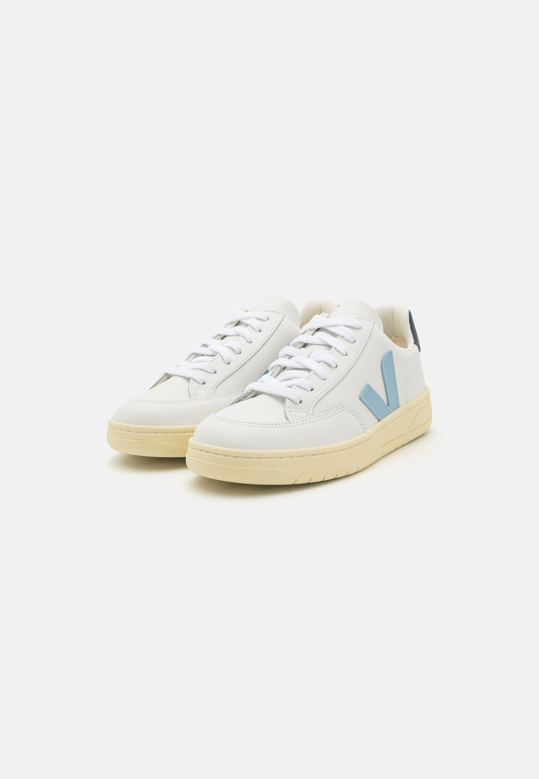 V-12 - Trainers