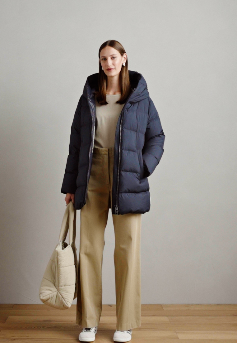 JACKET MIDDLE LENGTH FIXED HOOD WELT POCKETS - Down coat
