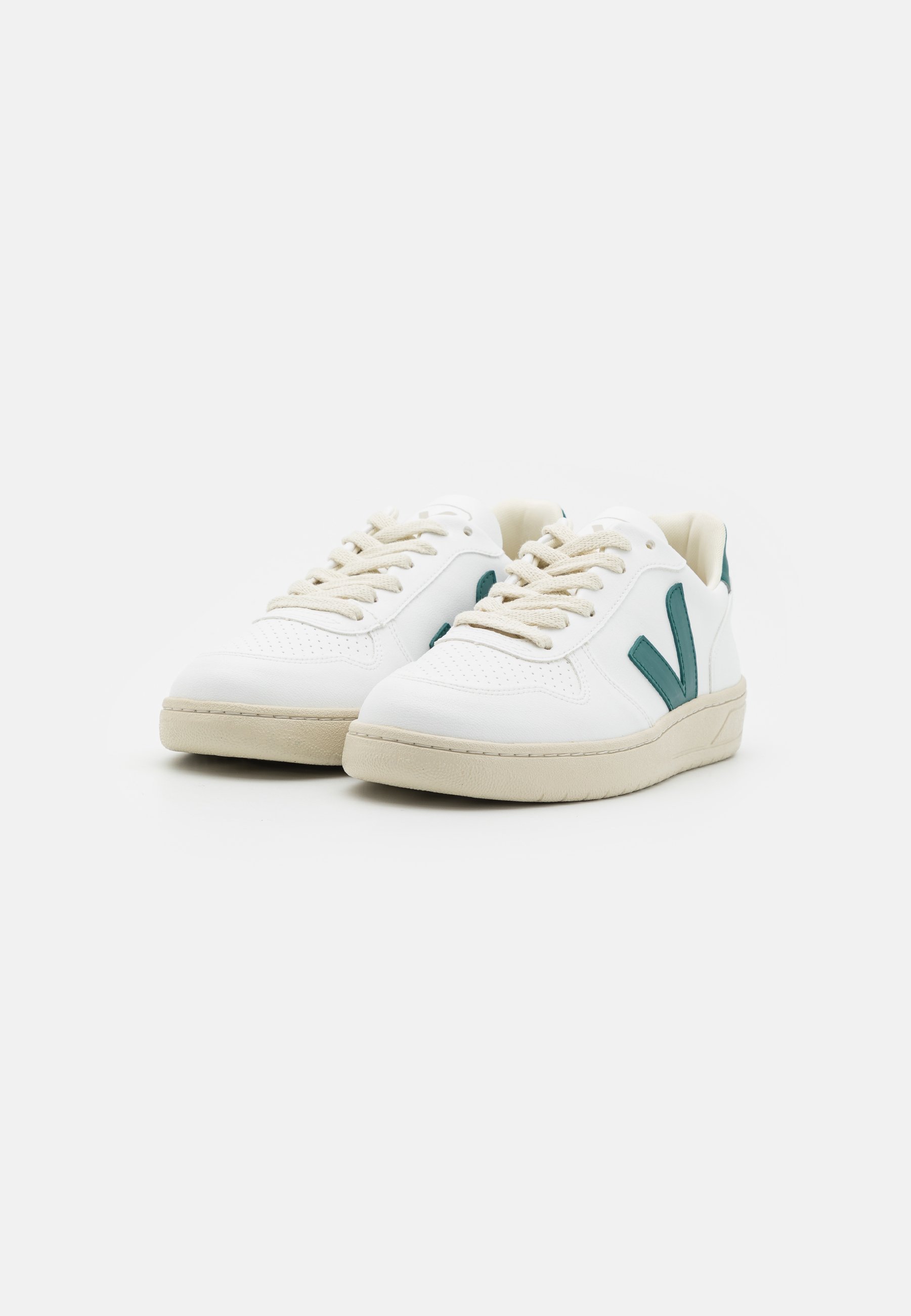 V-10 - Trainers