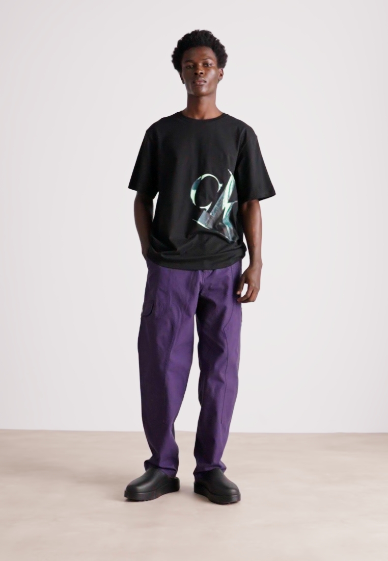 HYPER REAL SLANTED TEE UNISEX - Print T-shirt