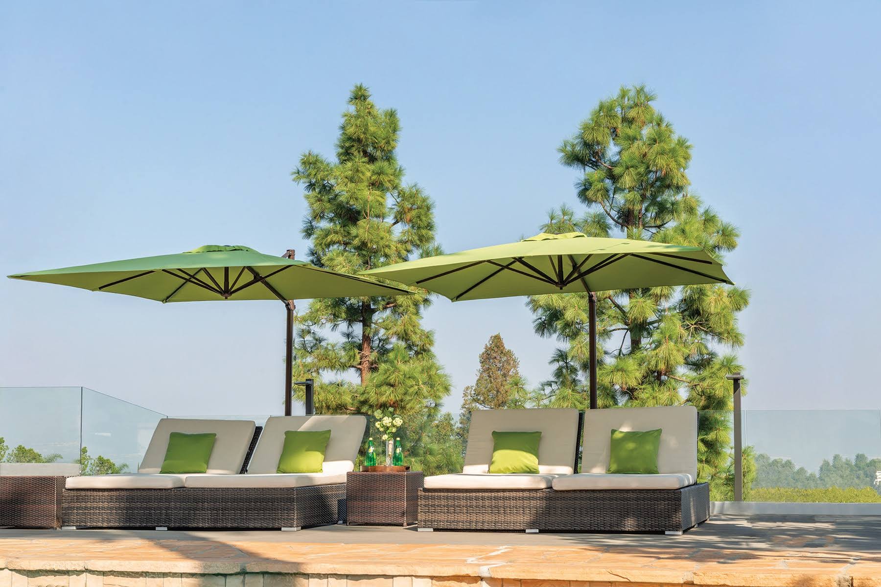 Simply Shade SSAG5A86SQ09D2422 Cantilever Umbrella Beige u0026 Black