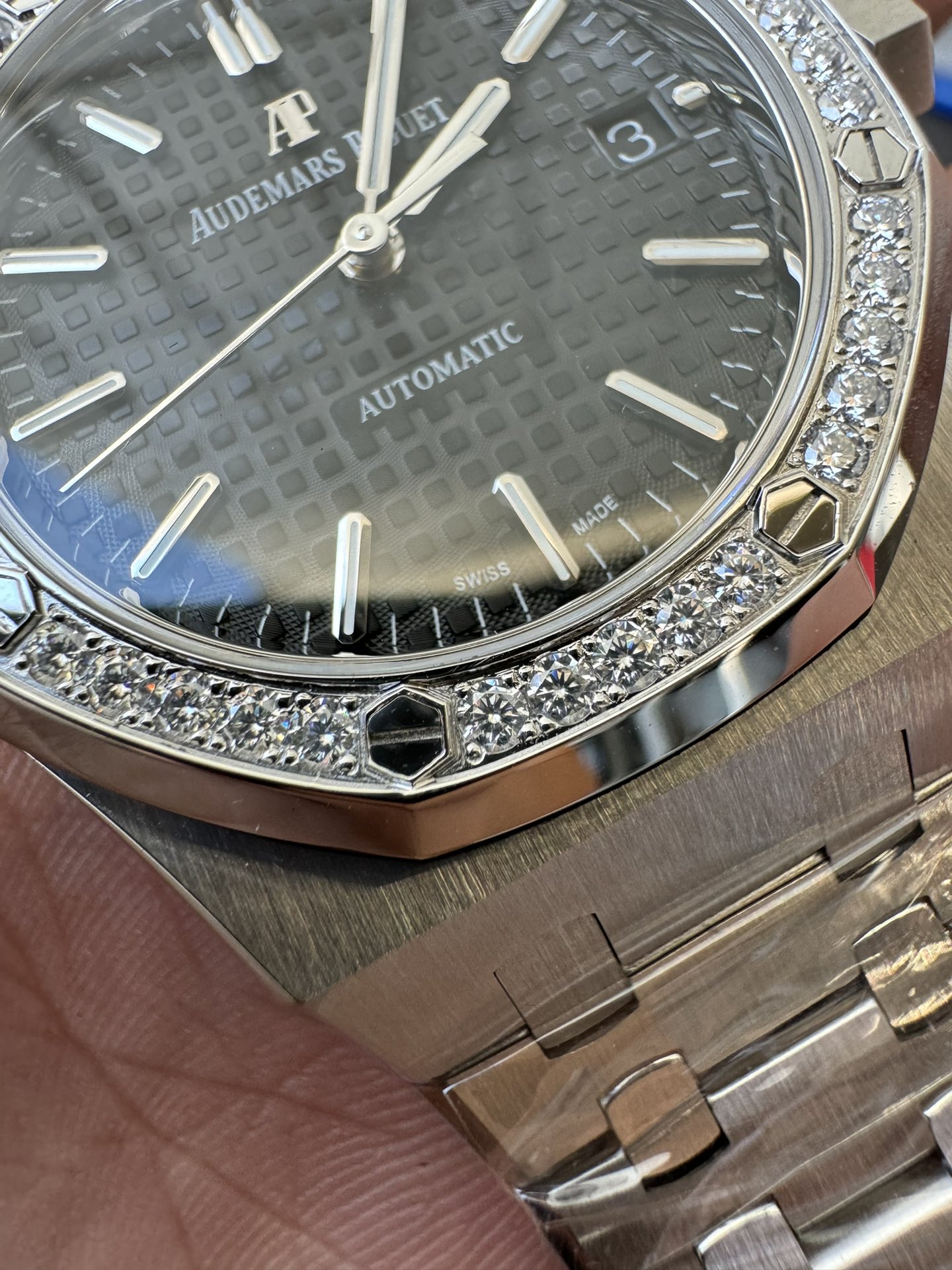 Super Clone Audemars Piguet 1:1 Royal Oak 15451 Watches – Black Dial with Diamond Bezel