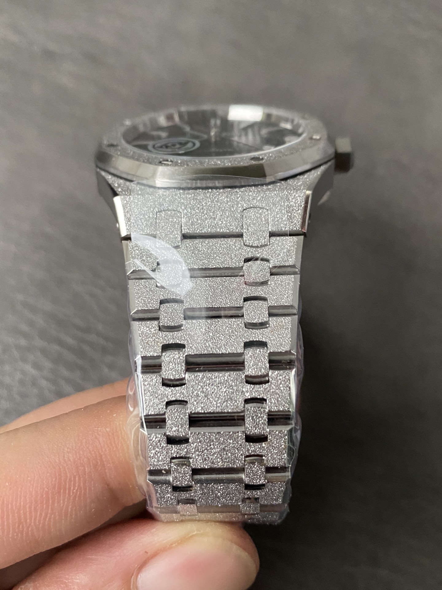 Super Clone Audemars Piguet 1:1 Royal Oak Frosted 15410 Watches – 41mm White Gold Finish with Black Dial