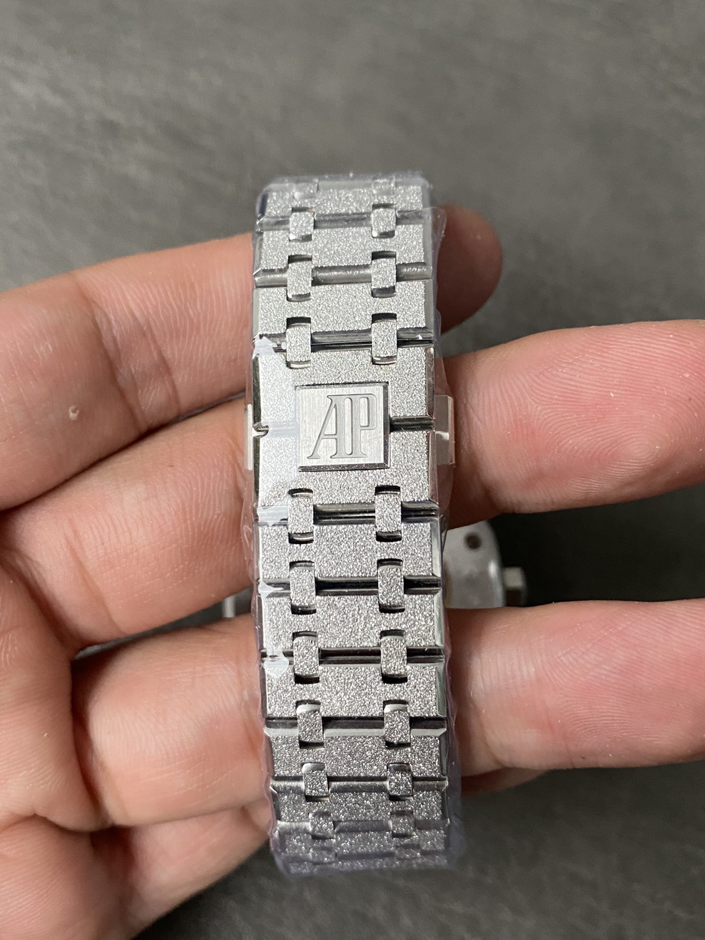 Super Clone Audemars Piguet 1:1 Royal Oak Frosted 15410 Watches – 41mm White Gold Finish with Black Dial