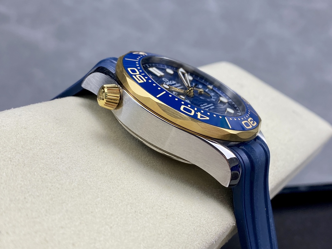 Super Clone 1:1 Omega Seamaster Diver 300M Chronograph Blue Dial Gold Bezel Rubber Strap