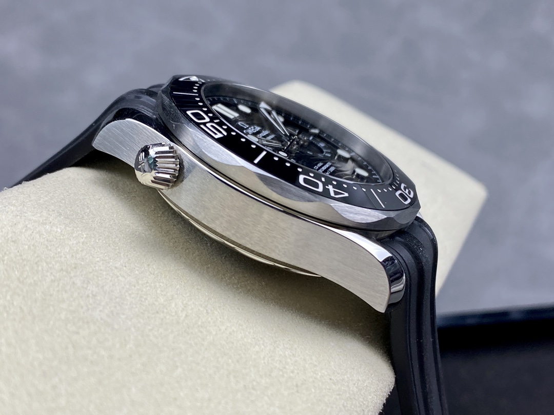 Super Clone 1:1 Omega Seamaster Diver 300M Chronograph Black Dial Rubber Strap