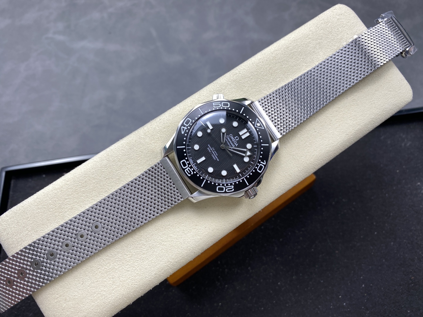 Super Clone 1:1 Omega Seamaster Diver 300M Black Wave Dial with Mesh Bracelet