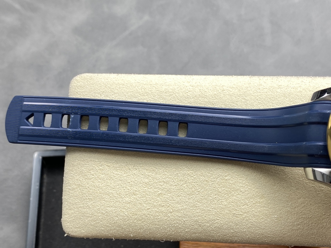 Super Clone 1:1 Omega Seamaster Diver 300M Chronograph Blue Dial Gold Bezel Rubber Strap