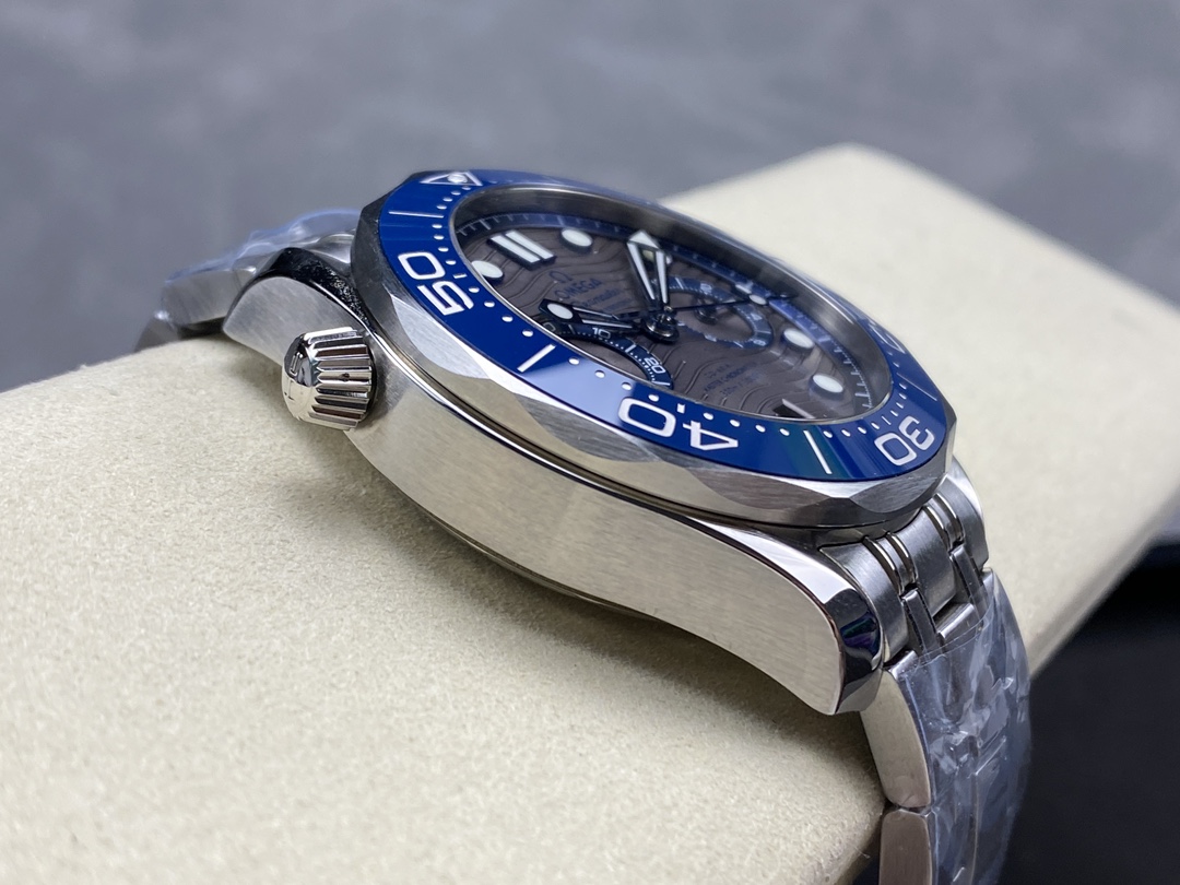 Super Clone 1:1 Omega Seamaster 300M Chronograph Grey Wave Dial with Blue Bezel – Steel Bracelet
