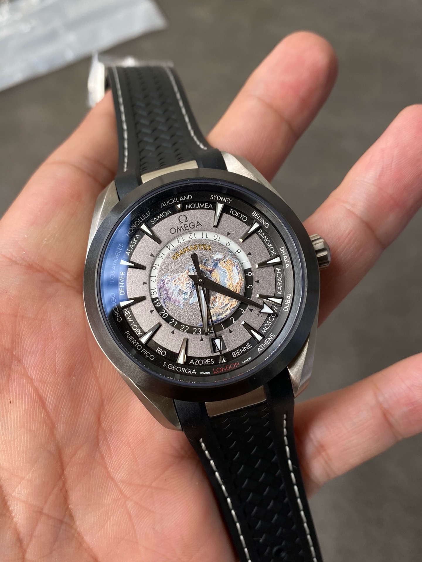 Super Clone 1:1 Omega Seamaster Aqua Terra Worldtimer – Grey Dial / Rubber Strap / Global Time Cities Display