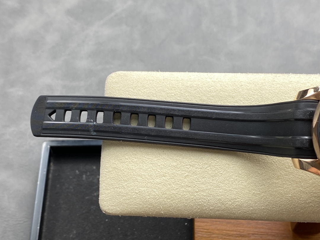 Super Clone 1:1 Omega Seamaster 300M Chronograph Black Dial Rose Gold Two-Tone Rubber Strap