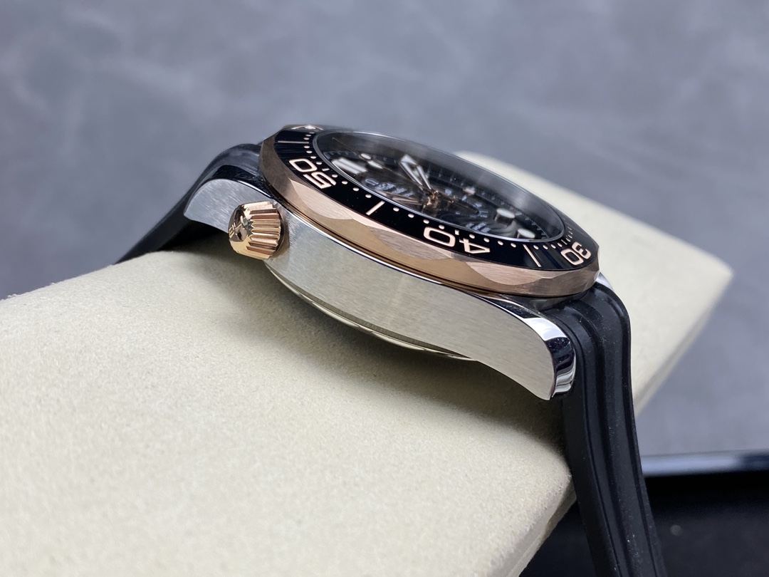 Super Clone 1:1 Omega Seamaster Diver Black Chrono – Rose Gold & Rubber Strap