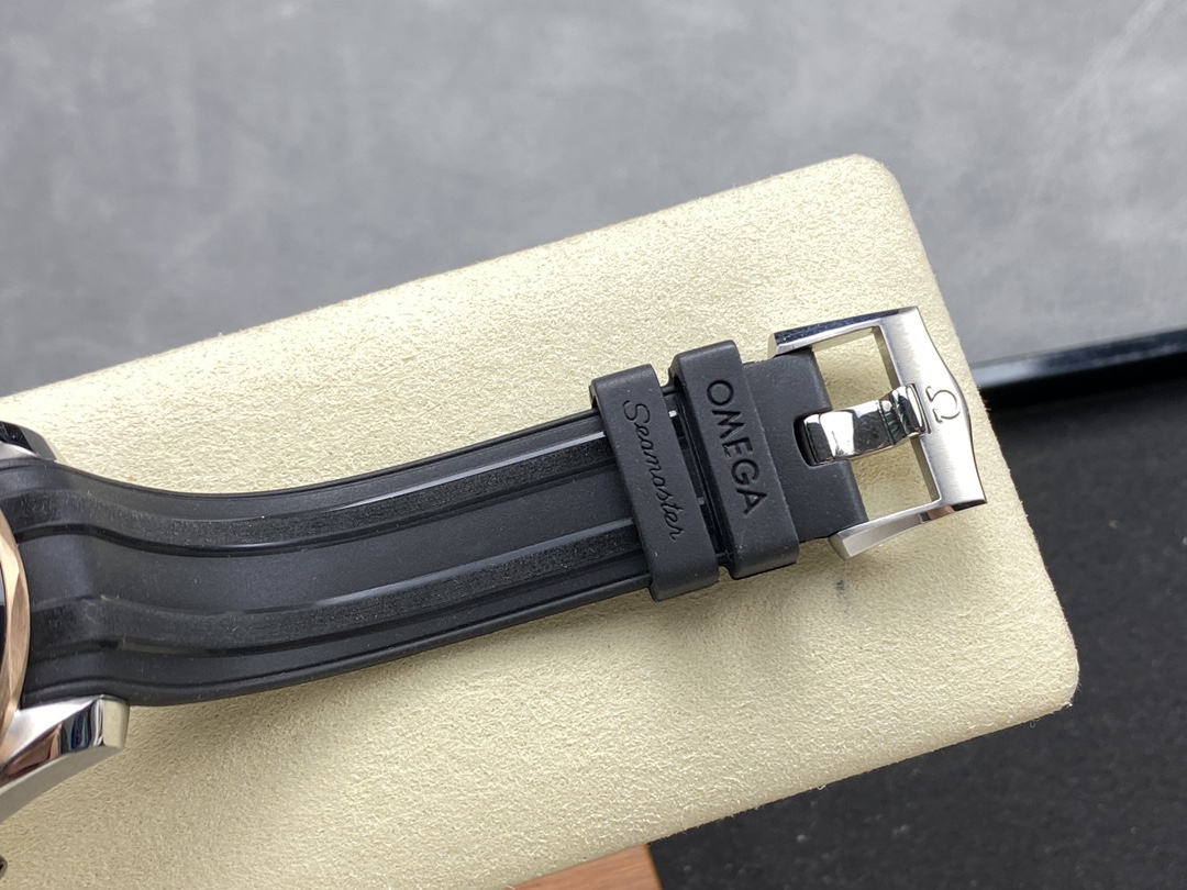 Super Clone 1:1 Omega Seamaster Diver Black Chrono – Rose Gold & Rubber Strap