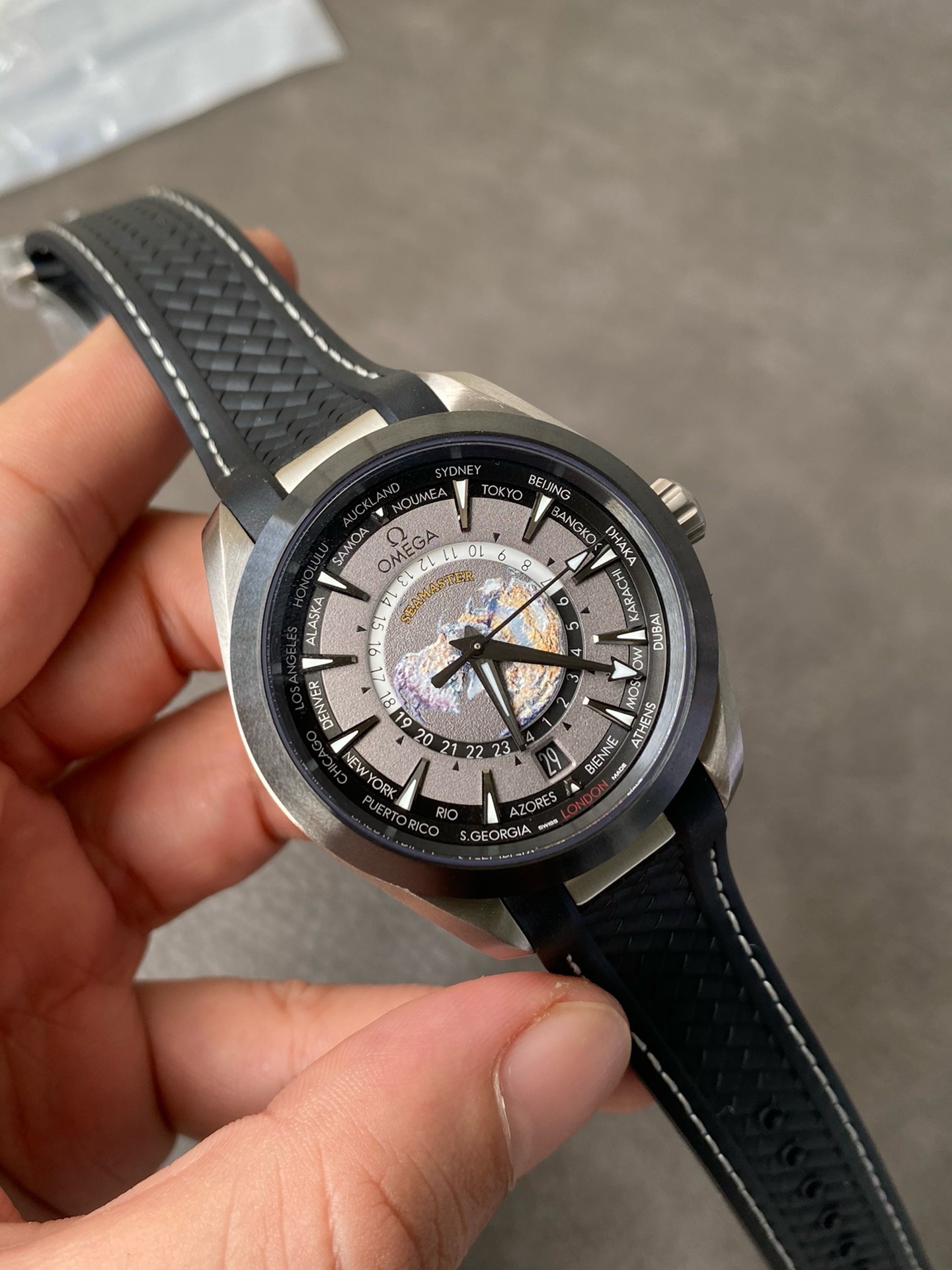 Super Clone 1:1 Omega Seamaster Aqua Terra Worldtimer – Grey Dial / Rubber Strap / Global Time Cities Display