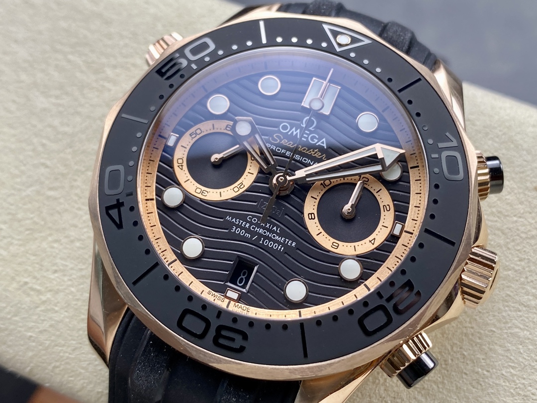 Super Clone 1:1 Omega Seamaster 300M Chronograph Black Dial Rose Gold Two-Tone Rubber Strap