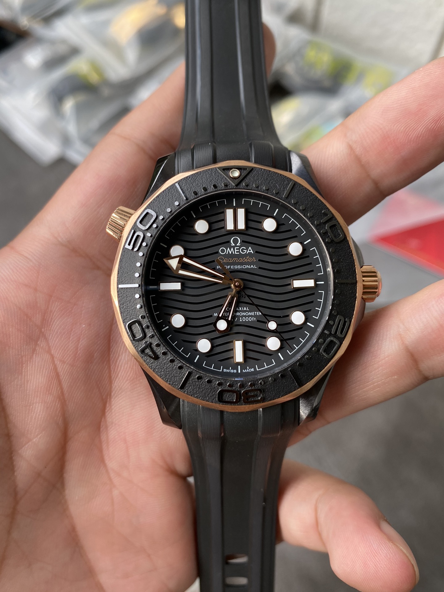 Super Clone 1:1 Omega Seamaster Diver 300M Black Ceramic & Sedna Gold – Rubber Strap / Co-Axial Master Chronometer