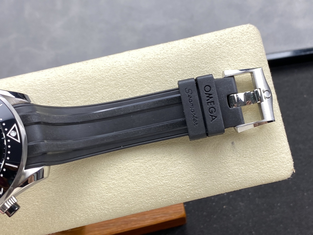 Super Clone 1:1 Omega Seamaster Diver 300M Chronograph Black Dial Rubber Strap