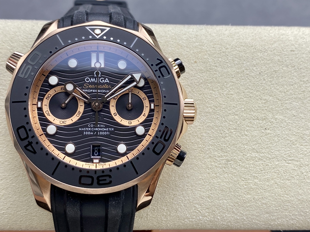 Super Clone 1:1 Omega Seamaster 300M Chronograph Black Dial Rose Gold Two-Tone Rubber Strap