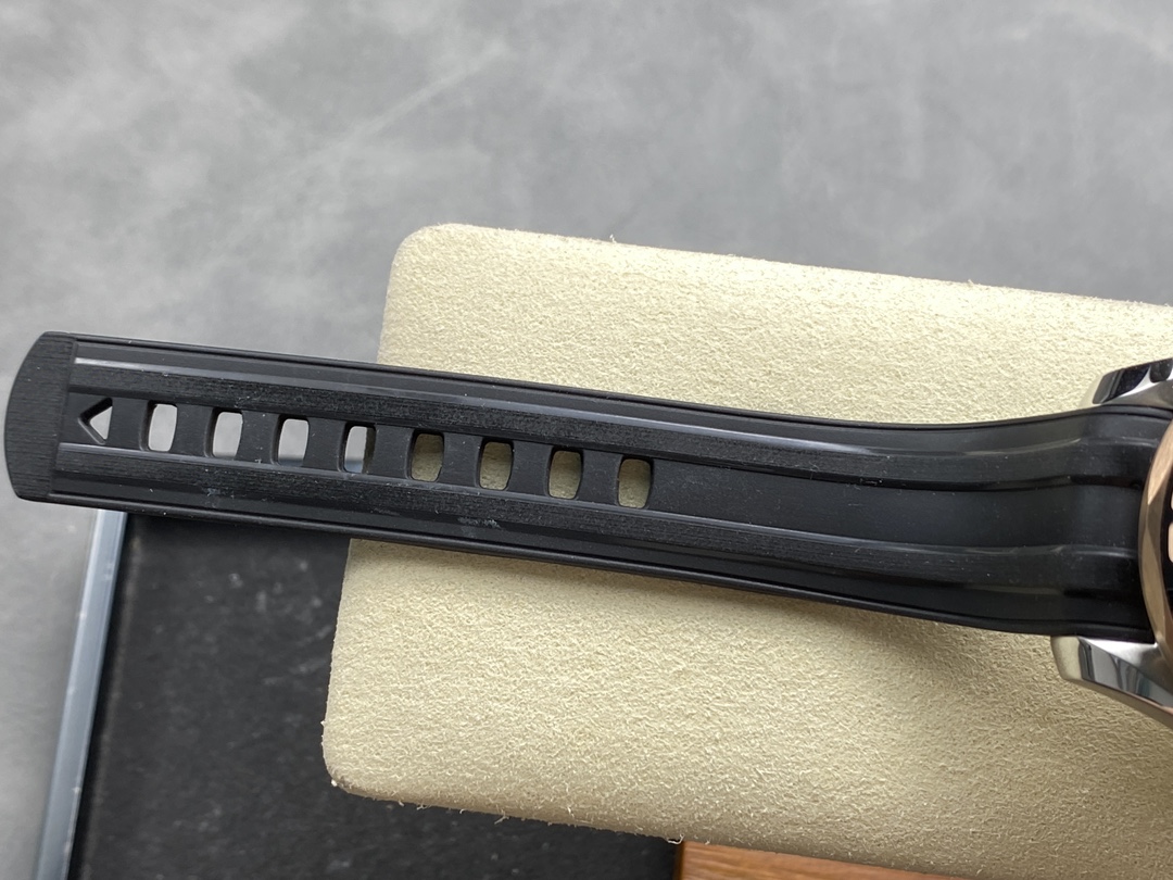 Super Clone 1:1 Omega Seamaster Diver Black Chrono – Rose Gold & Rubber Strap