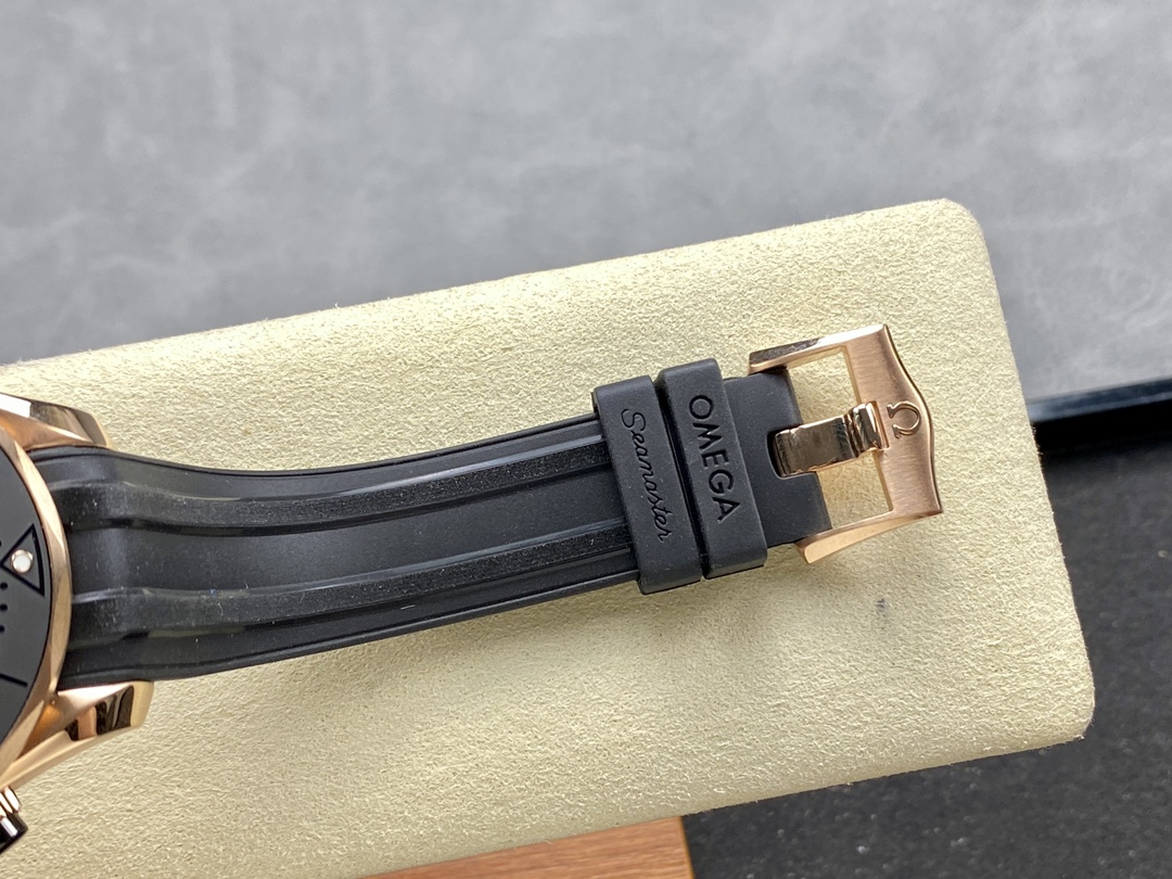 Super Clone 1:1 Omega Seamaster 300M Chronograph Black Dial Rose Gold Two-Tone Rubber Strap
