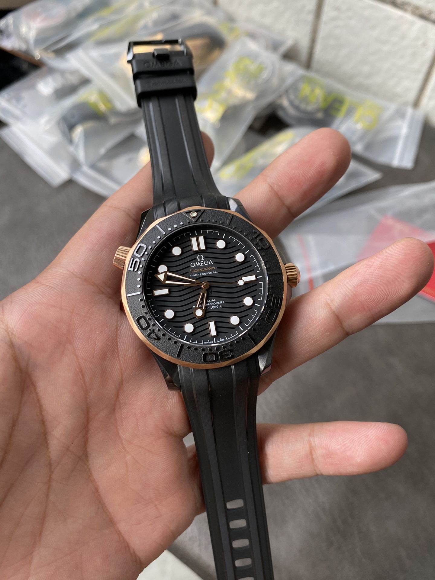 Super Clone 1:1 Omega Seamaster Diver 300M Black Ceramic & Sedna Gold – Rubber Strap / Co-Axial Master Chronometer