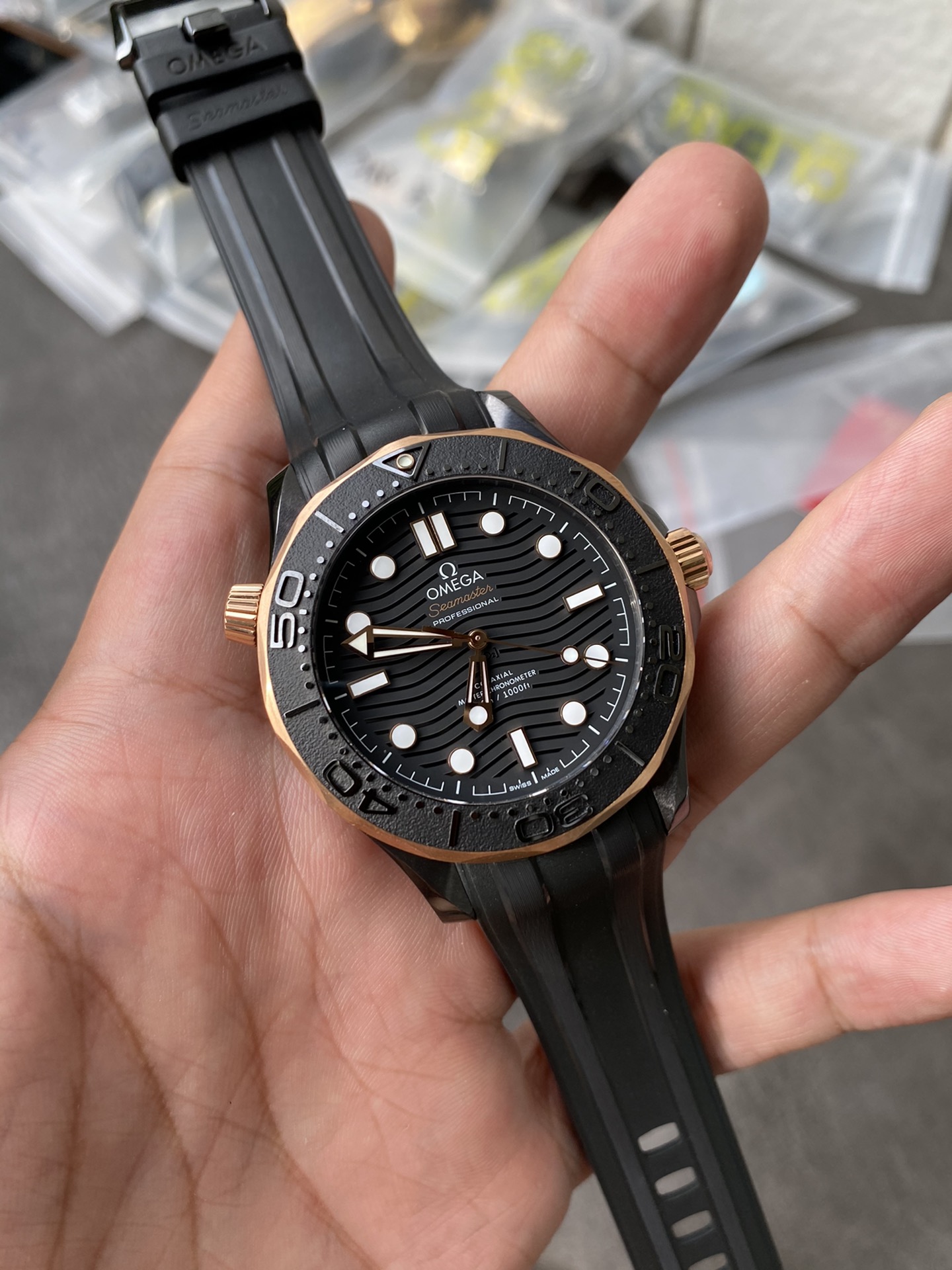 Super Clone 1:1 Omega Seamaster Diver 300M Black Ceramic & Sedna Gold – Rubber Strap / Co-Axial Master Chronometer