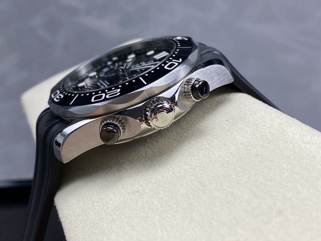 Super Clone 1:1 Omega Seamaster Diver 300M Chronograph Black Dial Rubber Strap