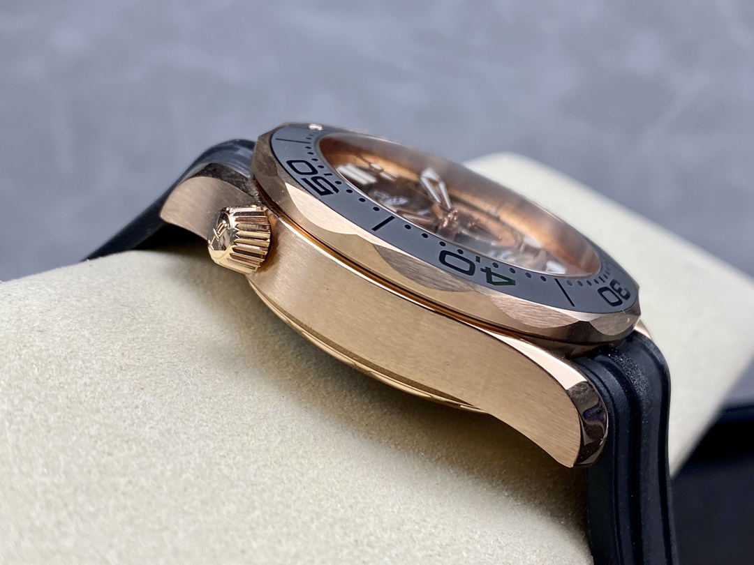 Super Clone 1:1 Omega Seamaster 300M Chronograph Black Dial Rose Gold Two-Tone Rubber Strap