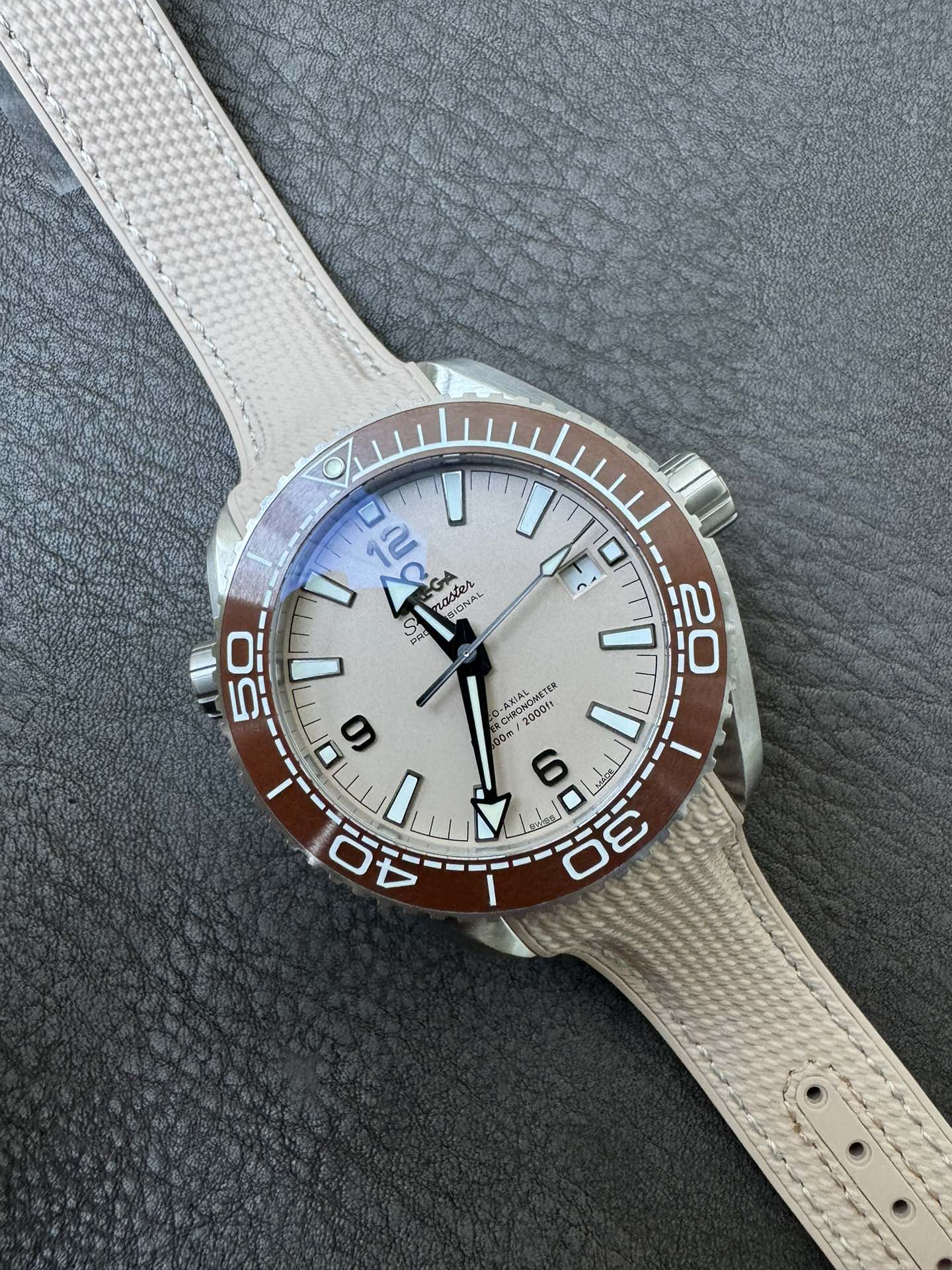 Super Clone 1:1 Omega Seamaster Planet Ocean 600M Cream Pink Dial Brown Ceramic Bezel Ladies Watch