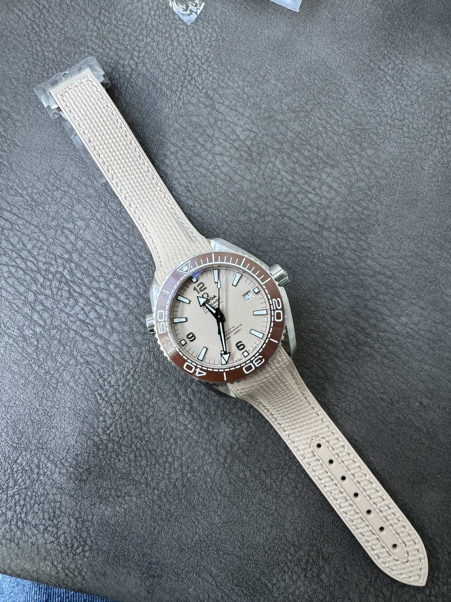 Super Clone 1:1 Omega Seamaster Planet Ocean 600M Cream Pink Dial Brown Ceramic Bezel Ladies Watch