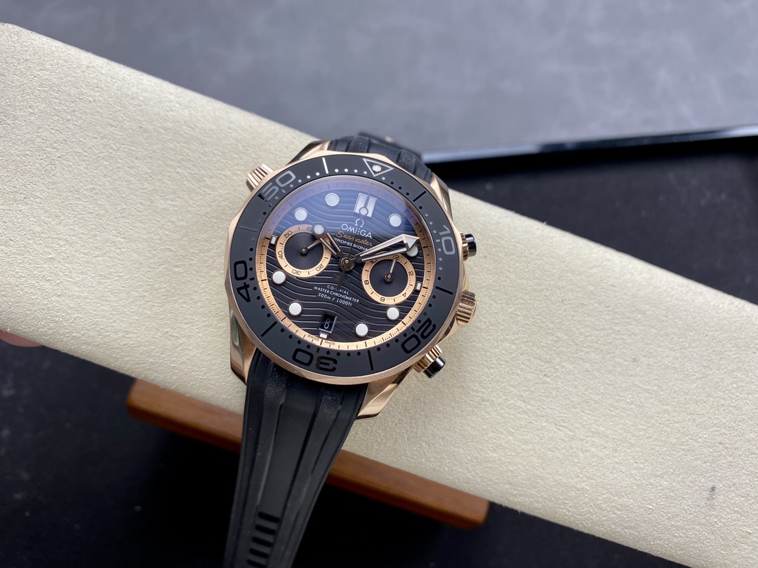 Super Clone 1:1 Omega Seamaster 300M Chronograph Black Dial Rose Gold Two-Tone Rubber Strap