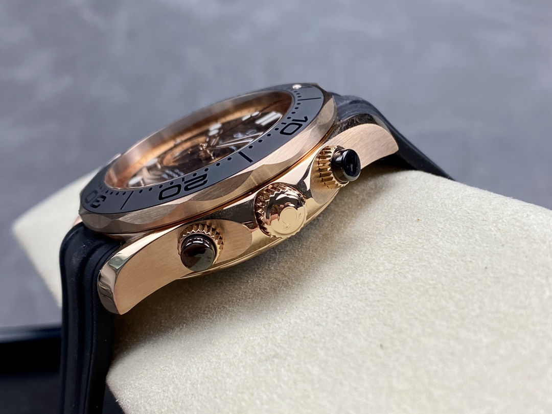 Super Clone 1:1 Omega Seamaster 300M Chronograph Black Dial Rose Gold Two-Tone Rubber Strap