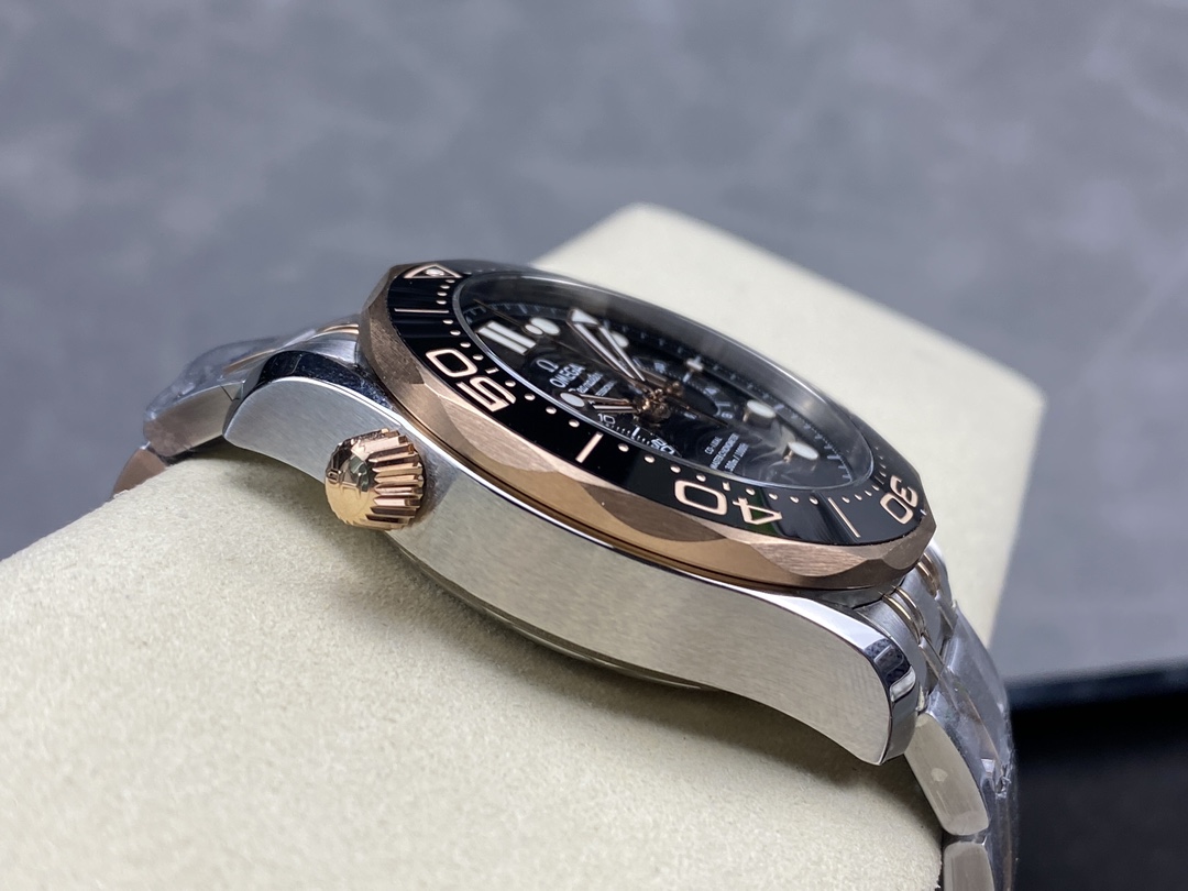 Super Clone 1:1 Omega Seamaster 300M Chronograph Black Dial Rose Gold Two-Tone Bracelet