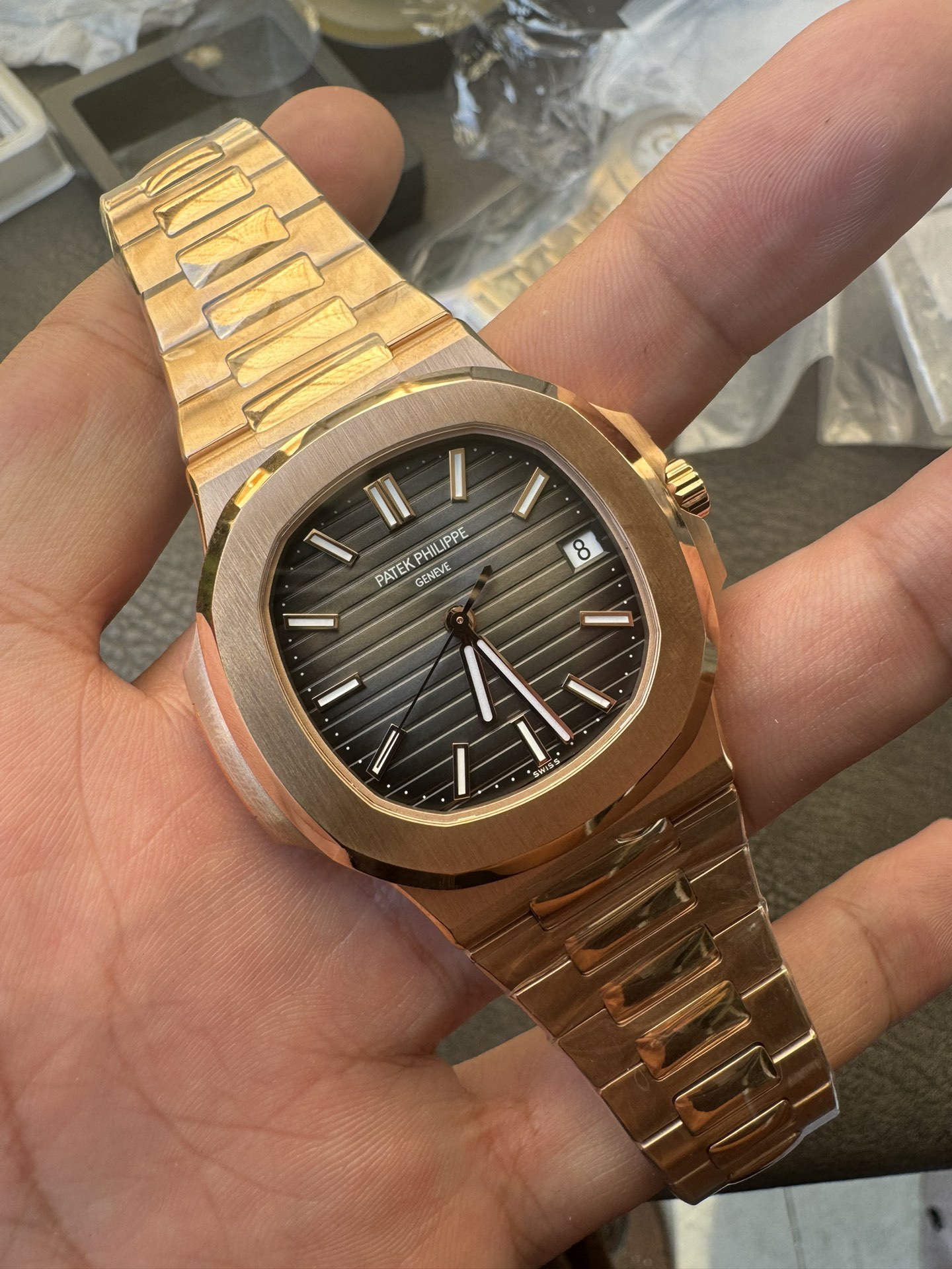 Super Clone 1:1 Patek Philippe Nautilus 5711/1R – Rose Gold / Smoked Grey Dial / Full RG Bracelet / Date Display
