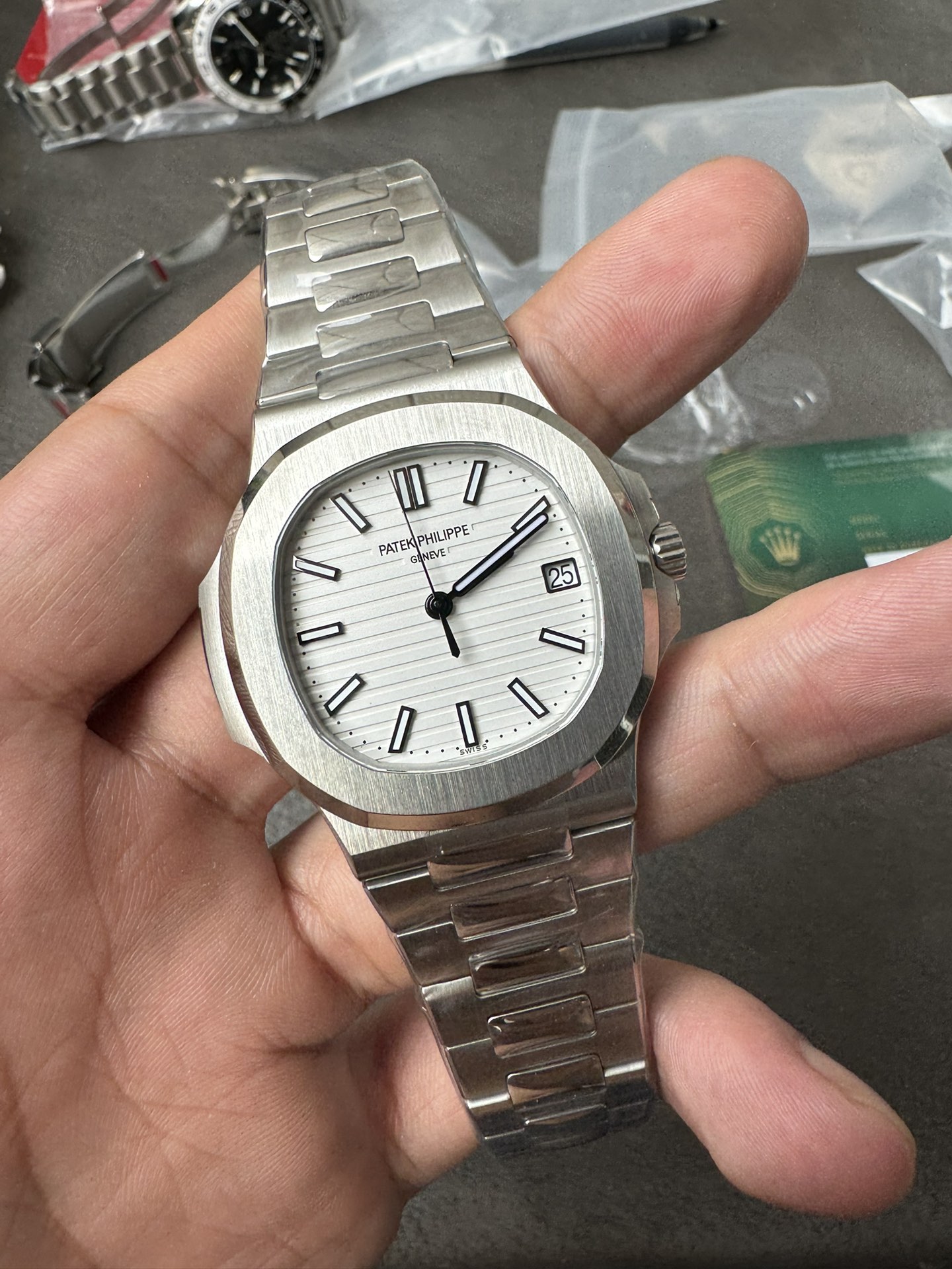 Super Clone 1:1 Patek Philippe Nautilus 5711/1A – White Dial / Stainless Steel Bracelet / Date Display