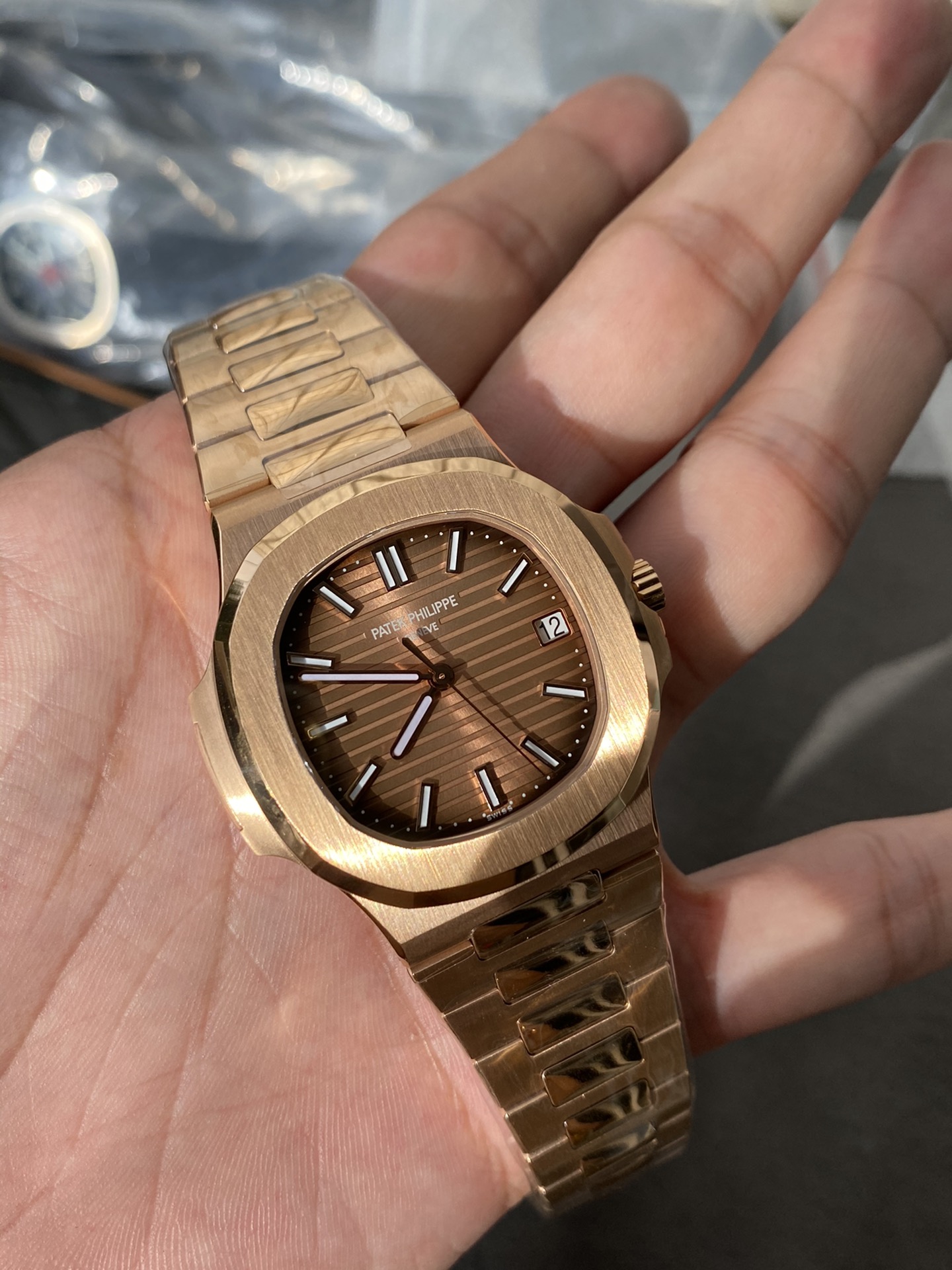 Super Clone 1:1 Patek Philippe Nautilus 5711/1R – Rose Gold / Chocolate Brown Dial / Full RG Bracelet / Date Display