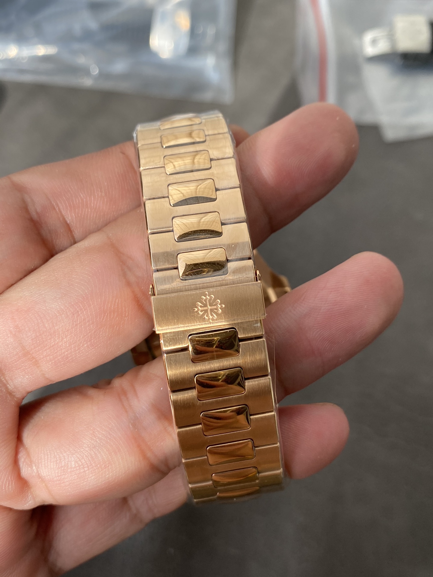 Super Clone 1:1 Patek Philippe Nautilus 5711/1R – Rose Gold / Chocolate Brown Dial / Full RG Bracelet / Date Display