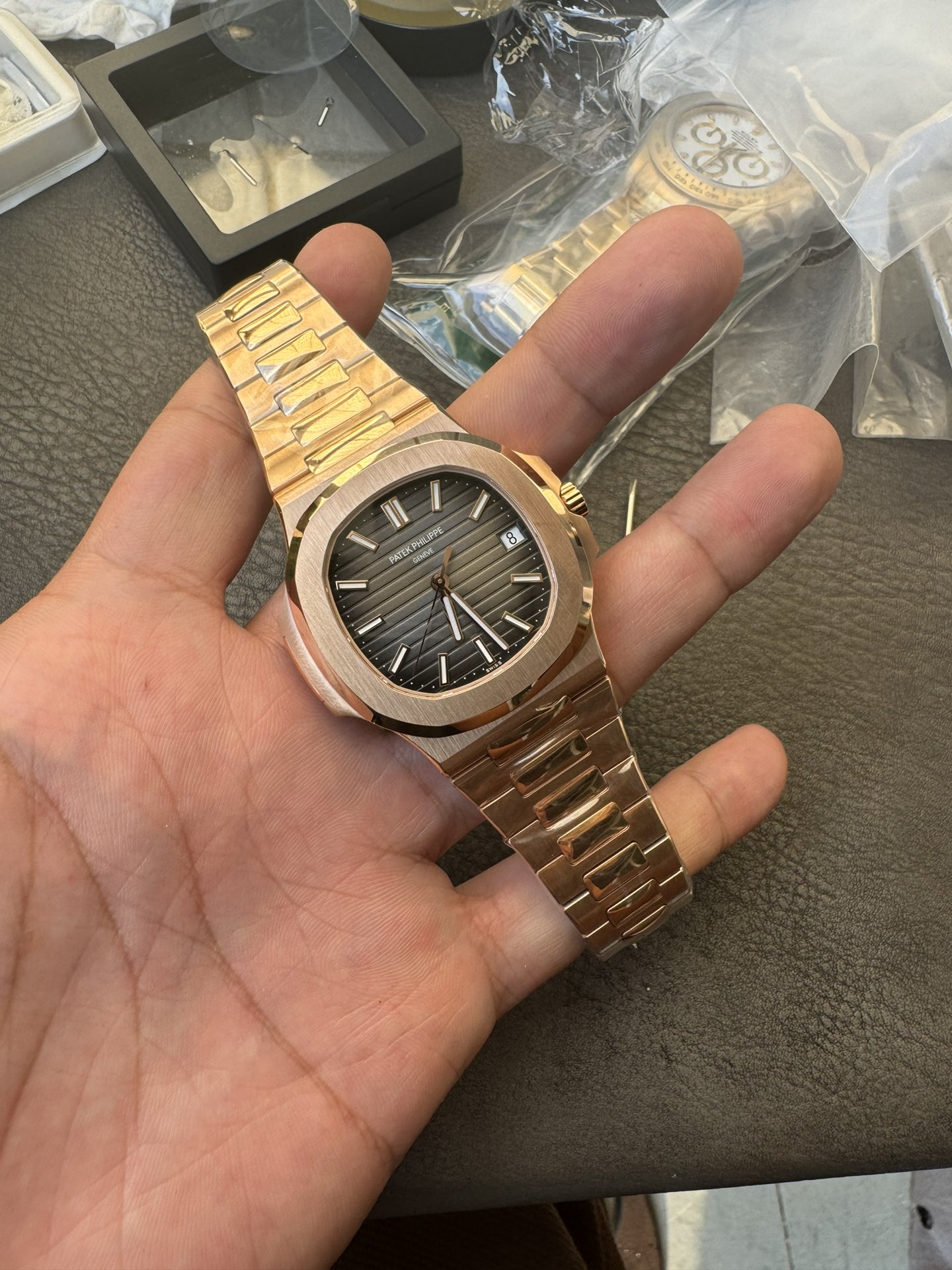 Super Clone 1:1 Patek Philippe Nautilus 5711/1R – Rose Gold / Smoked Grey Dial / Full RG Bracelet / Date Display