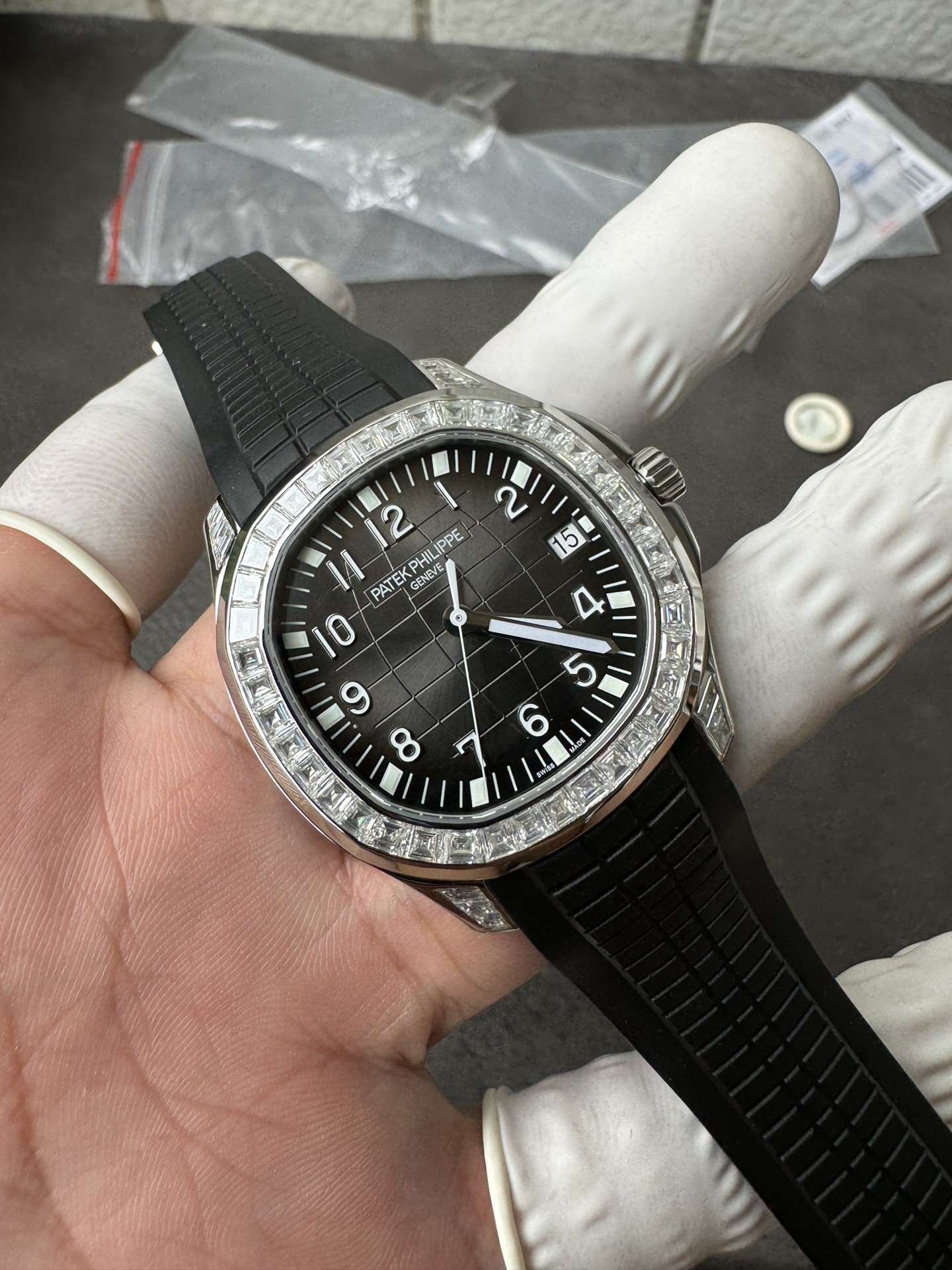 Super Clone 1:1 Patek Philippe Aquanaut Black Dial – Diamond Bezel / Black Rubber Strap / Date Display