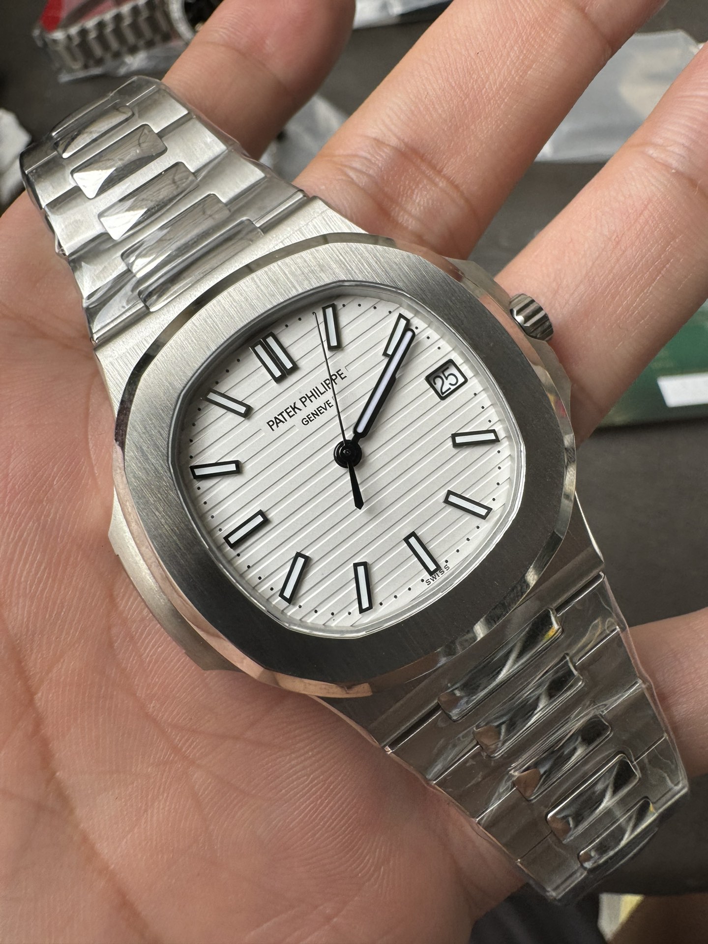 Super Clone 1:1 Patek Philippe Nautilus 5711/1A – White Dial / Stainless Steel Bracelet / Date Display
