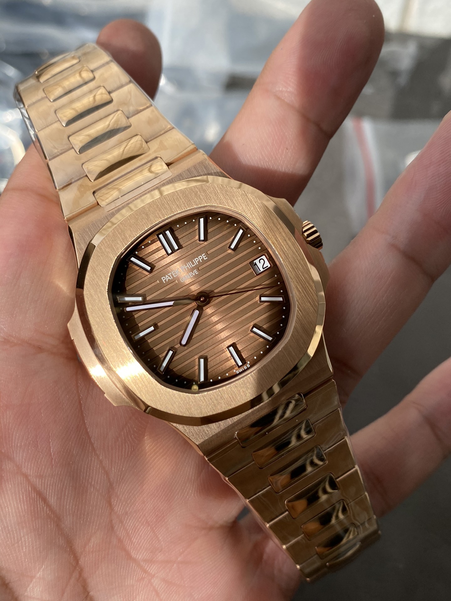 Super Clone 1:1 Patek Philippe Nautilus 5711/1R – Rose Gold / Chocolate Brown Dial / Full RG Bracelet / Date Display