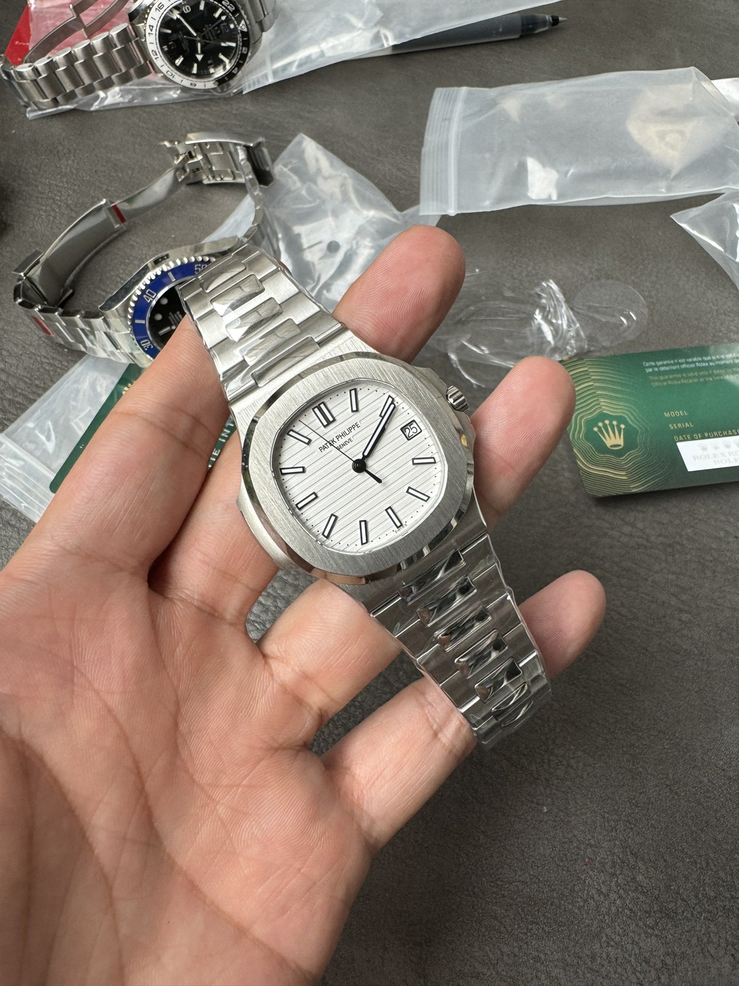 Super Clone 1:1 Patek Philippe Nautilus 5711/1A – White Dial / Stainless Steel Bracelet / Date Display