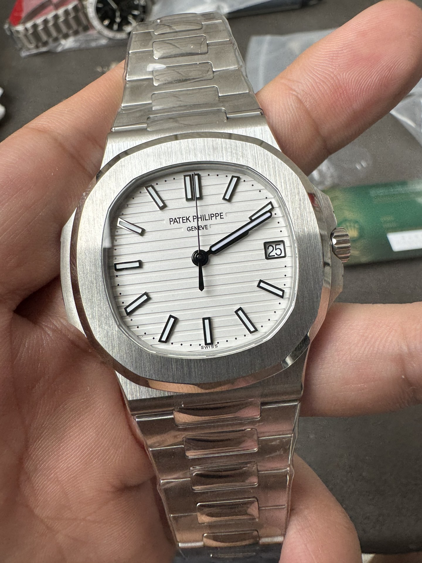 Super Clone 1:1 Patek Philippe Nautilus 5711/1A – White Dial / Stainless Steel Bracelet / Date Display