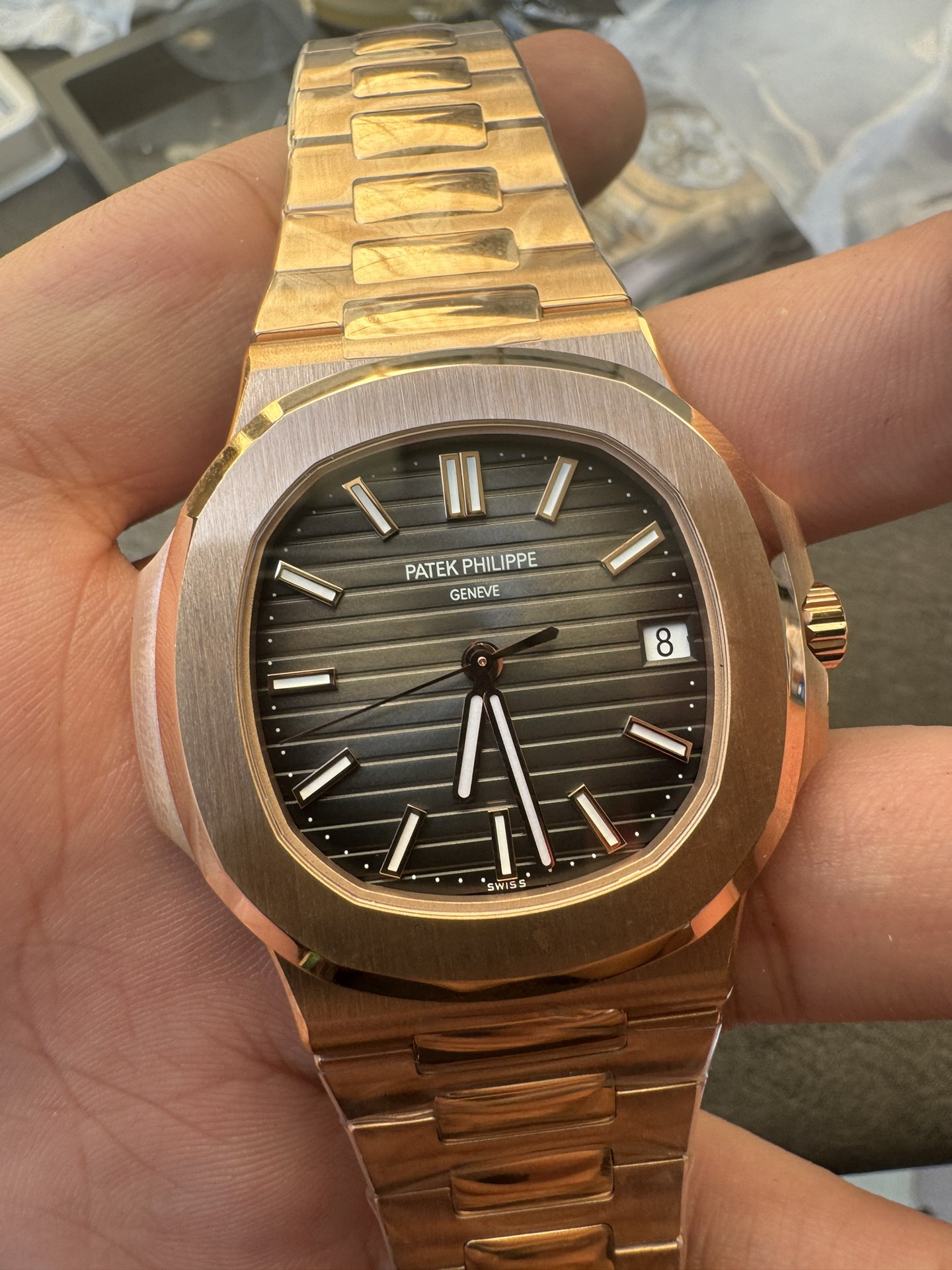 Super Clone 1:1 Patek Philippe Nautilus 5711/1R – Rose Gold / Smoked Grey Dial / Full RG Bracelet / Date Display