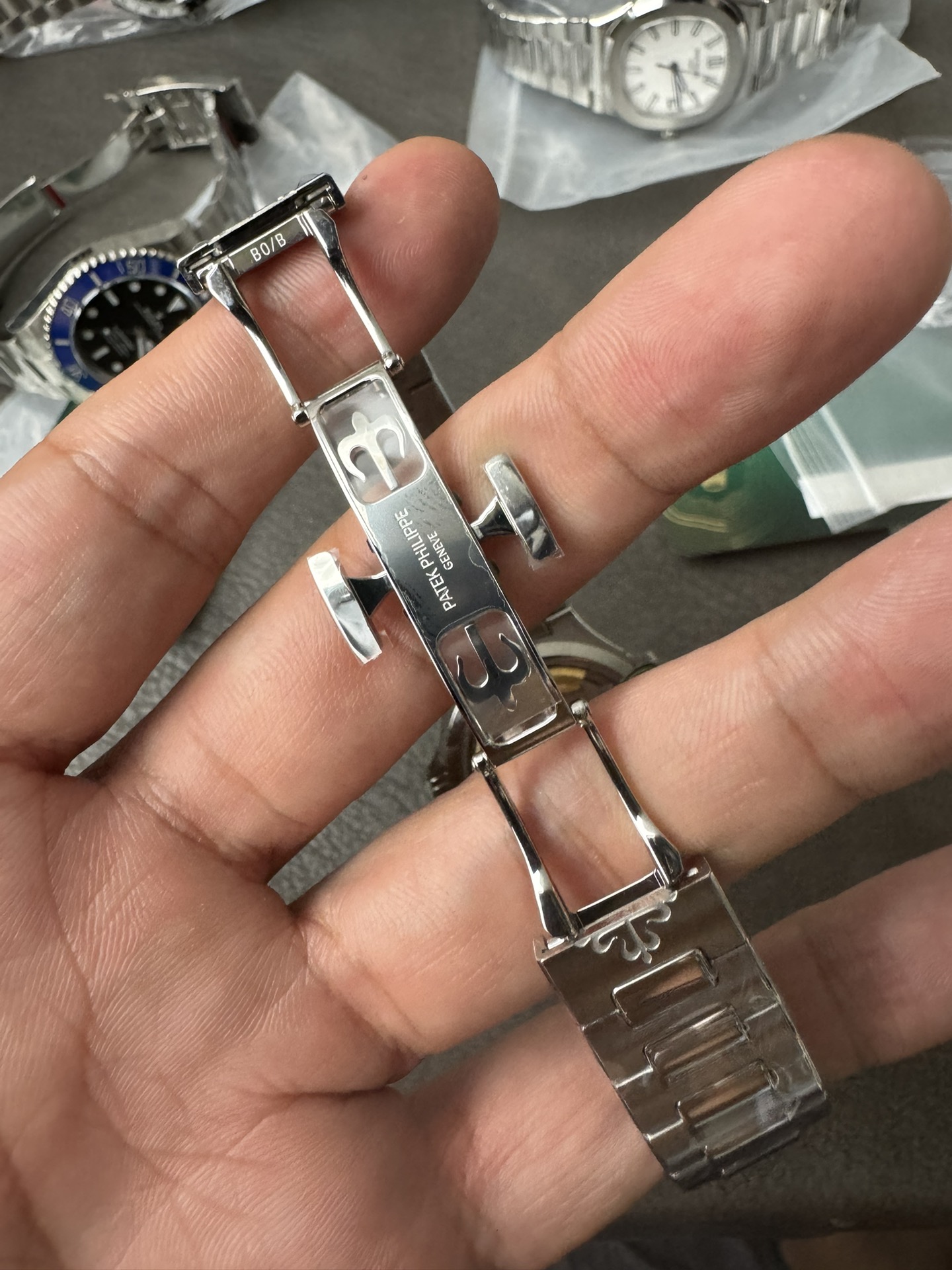 Super Clone 1:1 Patek Philippe Nautilus 7118/1A – Stainless Steel / Silver Embossed Dial