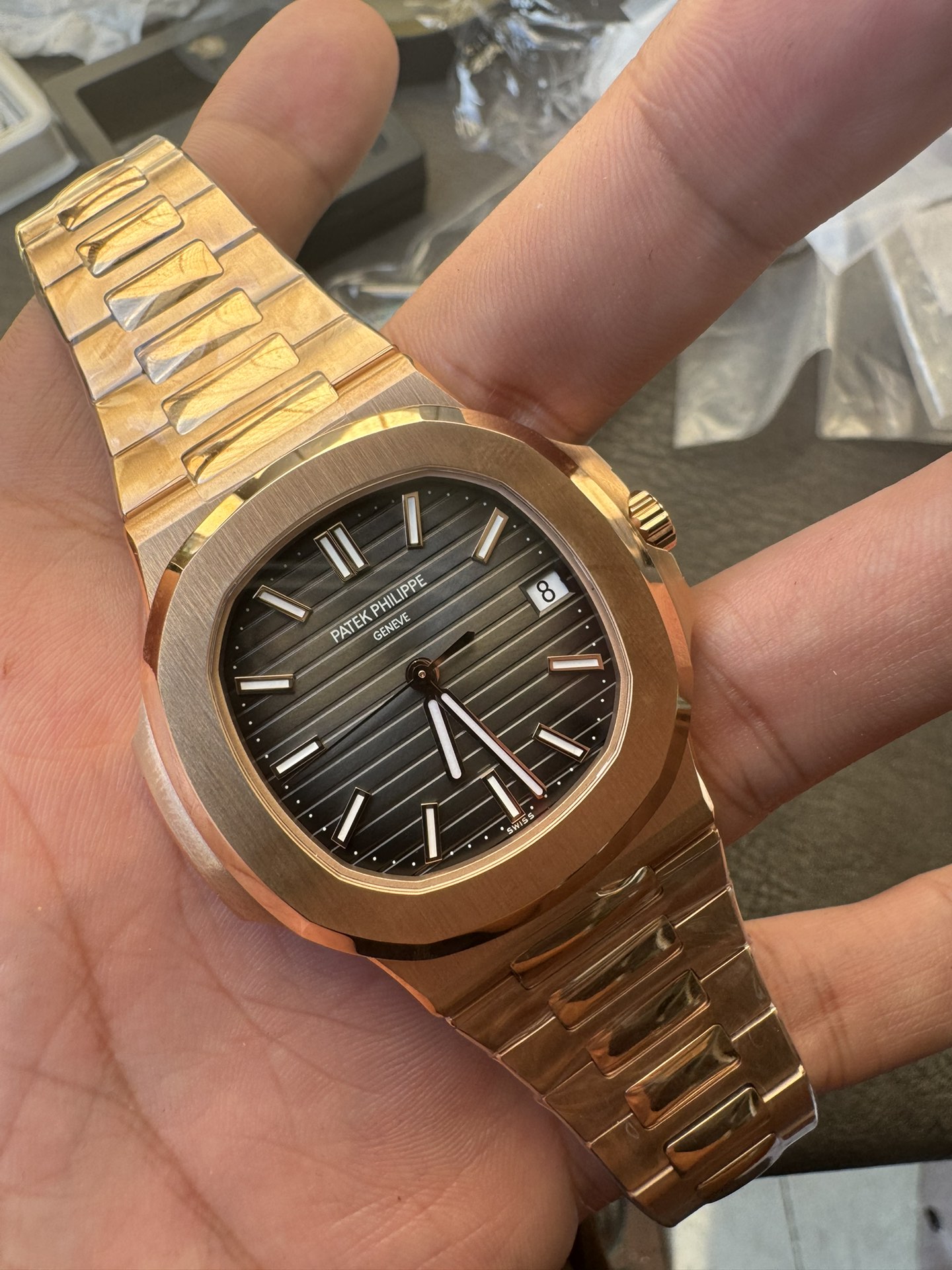 Super Clone 1:1 Patek Philippe Nautilus 5711/1R – Rose Gold / Smoked Grey Dial / Full RG Bracelet / Date Display